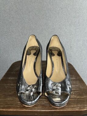 Chloe Paddington lock Metallic Silver Peep-Toe Pumps